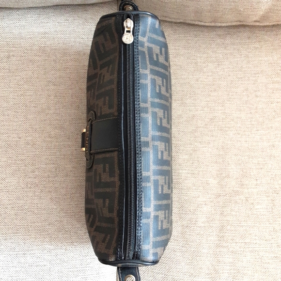 Fendi zucca crossbody or shoulder bag with detachable and adjustable strap. - Picture 4 of 16